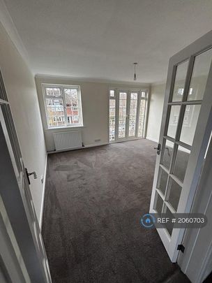 3 bedroom flat to rent - Photo 1