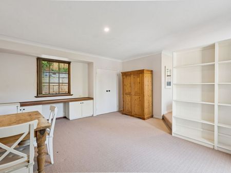 Lakefront Living: Stunning 4-Bedroom Home in Edgewater - Photo 2