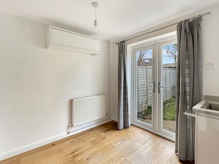 A recently renovated, two bedroom house conveniently located on Chesterton High Street, providing easy access to the Science Park, Cambridge North Railway Station, River Cam and historic city centre. - Photo 4