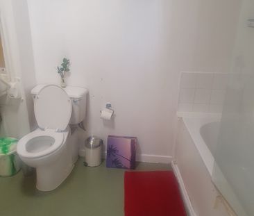 3 Bed Flat, Westway, W12 - Photo 2