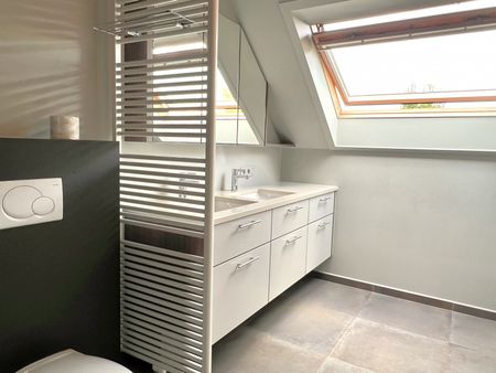 Halfopen woning met 3 slaapkamers, garage en tuin in doodlopende straat! - Photo 2