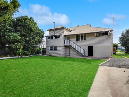 Beautiful 3 Bedroom Queenslander Close to Town - Photo 1