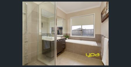 Spacious Living!! - Photo 5