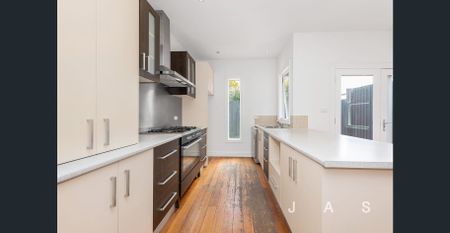 THREE BEDROOM BEAUTY IN PRIME SEDDON LOCATION - Photo 2