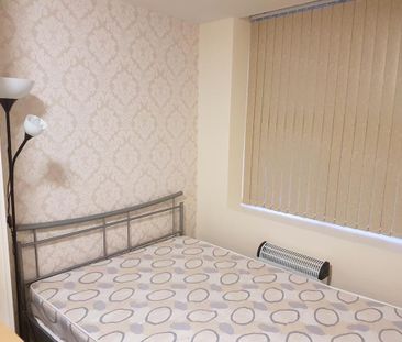 1 bedroom in a flat share to rent - Photo 3