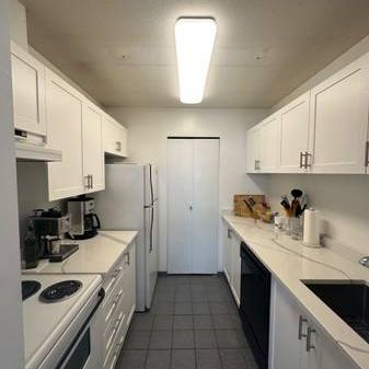 KITSILANO NICE LARGE 1 BR- TOP FLOOR - Photo 3