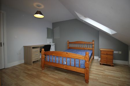 6 Bed Terraced House, Portswood Road, SO17 - Photo 4