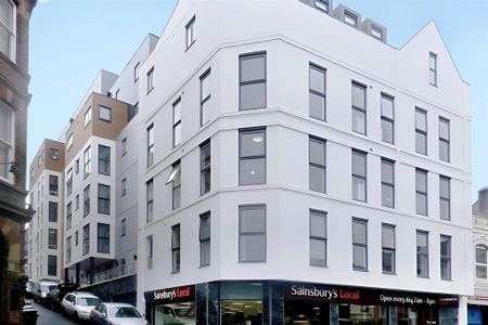 1 bedroom in a flat share to rent - Photo 3