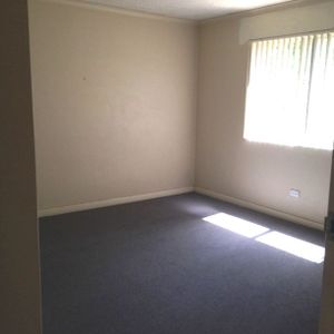 SPACIOUS 2 BEDROOM UNIT A BLOCK FROM THE CBD! - Photo 2