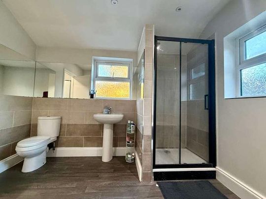 West End // Spacious Bed & Bath // Sept, LN1 - Photo 1