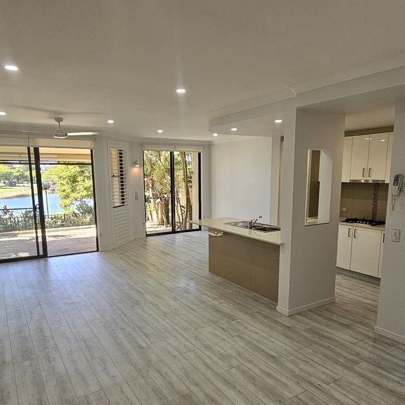 Spacious Executive Townhouse with Uninterrupted Lake Views - Photo 1