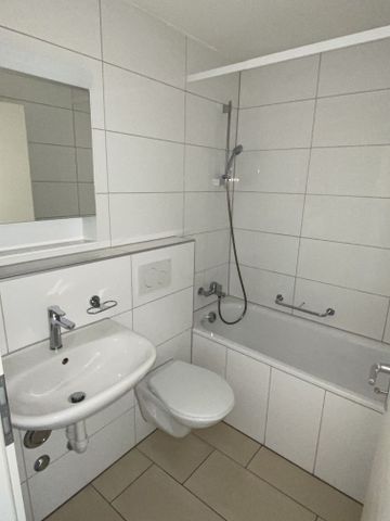 Charmant appartement de 2.5 pièces avec balcon à La Chaux-de-Fonds - Photo 3