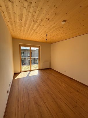ERSTBEZUG - 3-Zimmer-Wohnung im Landhausstil mit Balkon - Tierpark & Badesee in der Nähe - Photo 1