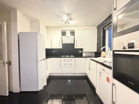 3 Bedroom House - Mid Terrace To Let - Photo 2
