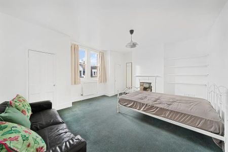 5 bedroom house in London - Photo 2