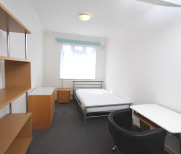 STUDENT Five Bedroom Maisonette – Surbiton (Tolworth Broadway, KT6) - Photo 4