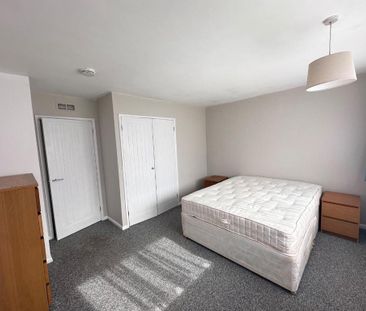 4 bedroom semi-detached house to rent - Photo 1