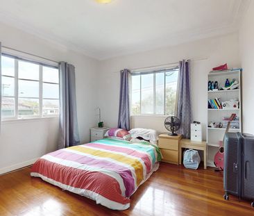 Charming Three Bedroom Home with Modern Amenities - Photo 5