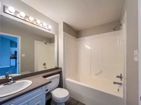 2 Bed Apartment | South Terwillegar | Fresh Updates | Gas & Water Included - Photo 4