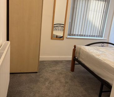 4 bedroom terraced house to rent - Photo 5