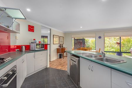 FAMILY HOME - FANTASTIC LOCATION! - Photo 2
