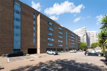 A two double bedroom duplex penthouse situated on the 6th and 7th floor of this charming gated riverside development located off Westferry Road. - Photo 2