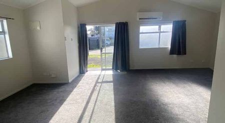 MANUREWA, 2 BEDROOMS - Photo 2