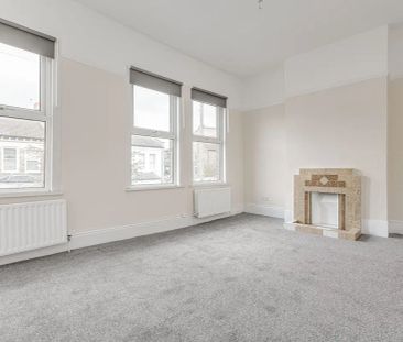 4 bedroom house in London - Photo 1