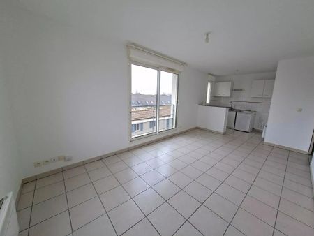 A louer, BèglesT2 meuble d'environ 40.45m2 balcon et parking - Photo 2