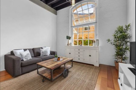 Charming Split Level Woolstore for Rent - Photo 5