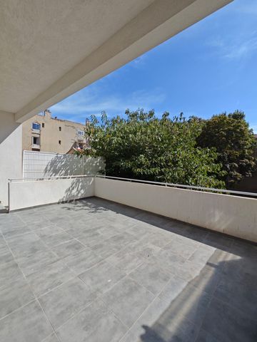 Appartement 4 pièces 80m2 MARSEILLE 7EME 2 490 euros - Photo 2