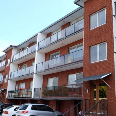 Large two bedroom apartment with double garage - Photo 1