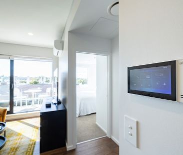 Stylish, Sun-Filled Apartment in Meadowbank - Photo 5