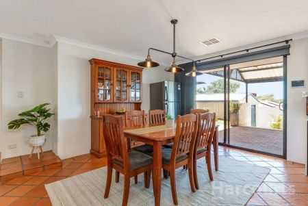 “FULLY RENOVATED 3 X 1 WITH LARGE POWERED SHED” - Photo 3