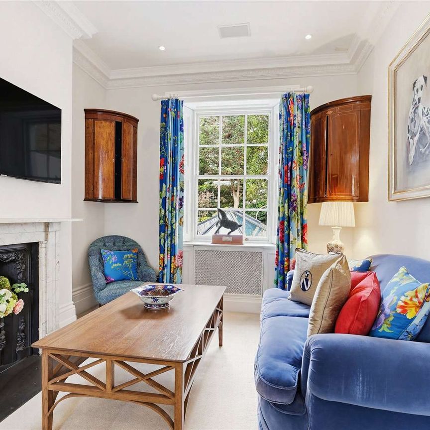 An elegant, five-bedroom townhouse boasting a 56 ft private garden and eligibility for the access to the garden square moments from the iconic Kings Road SW3. - Photo 1