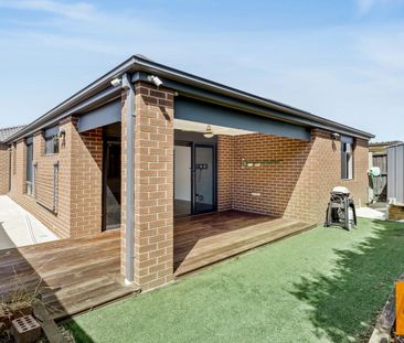 SPECTACULAR FOUR BEDROOM IN A DESIRABLE LOCATION! - Photo 4