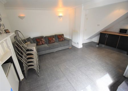 7 Bed Semi-Detached House, Wokingham Road, RG6 - Photo 2