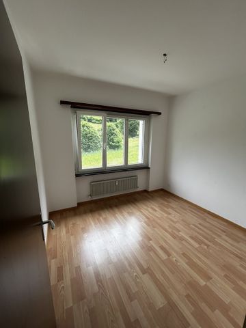 Rent a 4 ½ rooms apartment in Arbedo - Photo 2