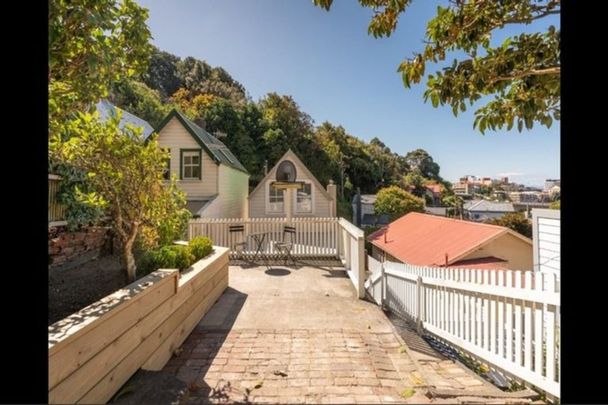 Charming Cottage in Thorndon – Walk to CBD & Botanic Gardens! - Photo 1