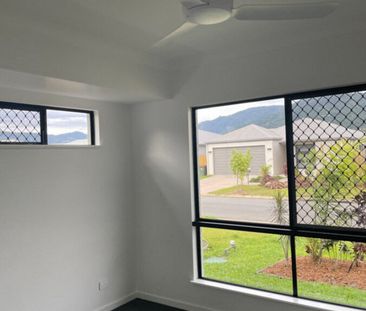 Stylish 4-Bedroom Family Home, in quite Friendly neighbourhood. - Photo 4