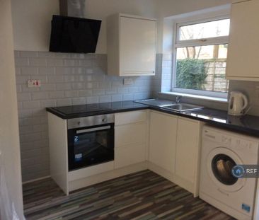 3 bedroom semi-detached house to rent - Photo 6