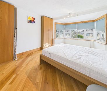 Sandringham Gardens, N12 0NY, London - Photo 6