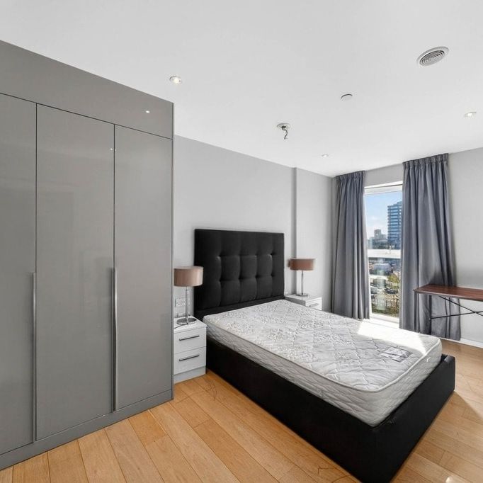 2 Bed Flat, Glasshouse Gardens, E20 - Photo 1