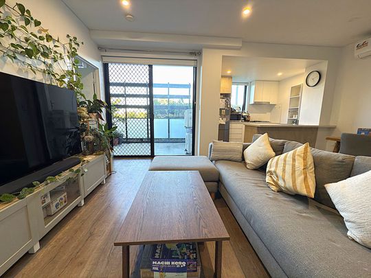 Stylish & Convenient 2-Bedroom Unit in the Heart of Mt Colah&excl; - Photo 1