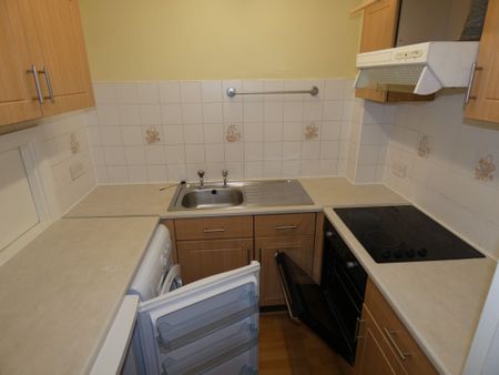 2 bed Apartment - To Let - Photo 4