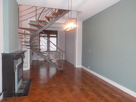 A la recherche d’un bien en plein centre de Namur, combinant accessibilité et tranquillité, offrant un bel espace vert pour vous ressourcer ? Cet appartement 2 chambres avec terrasse, jardin et garage est fait pour vous ! - Photo 2