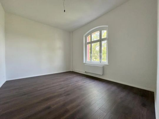 Elegante Stadtvilla wird aus dem Dornröschenschlaf zum Strahlen erweckt - 1. OG mit Balkon - Foto 1