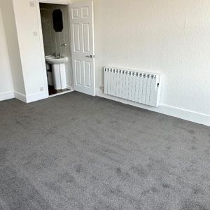 1 bedroom in a flat share to rent - Photo 3