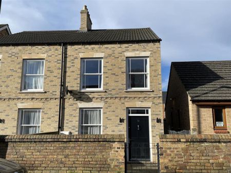 4 bedroom semi-detached house to rent - Photo 5