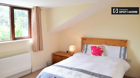 Ensuite room in 3-bedroom apartment in Ballinteer, Dublin - Photo 3